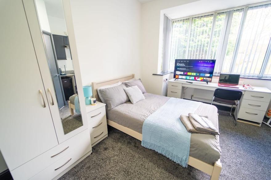 Ground floor studio next to QE with free parking!