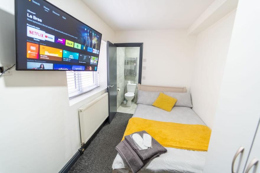 Ground floor studio in GuestHouse w/ free parking!