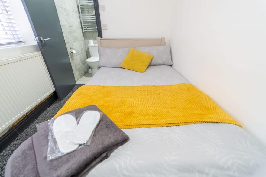 Ground floor studio in GuestHouse w/ free parking!