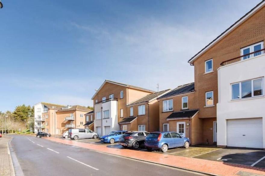 Large Townhouse - Cardiff Bay 10 mins to town