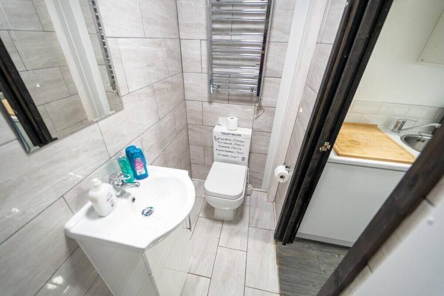Ground floor studio close to the city!
