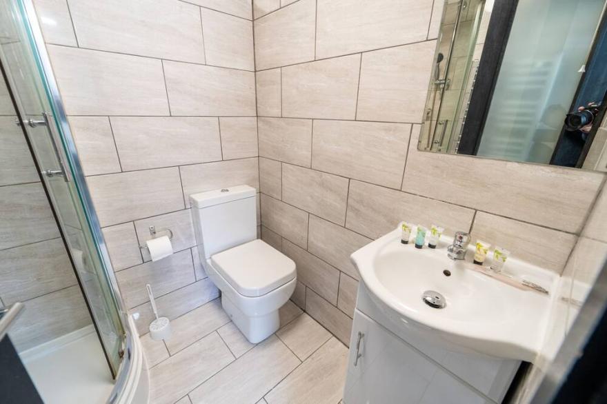 Top floor studio close to City!