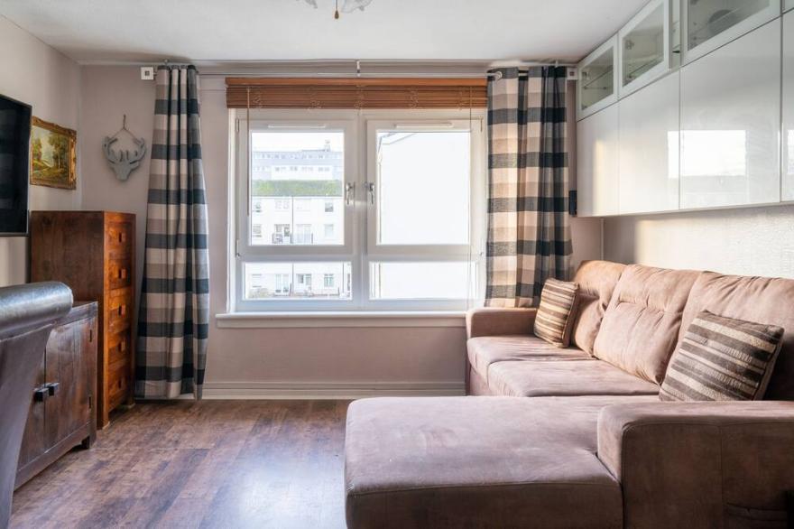 New! Stunning 1 bed apartment with private balcony in West end area