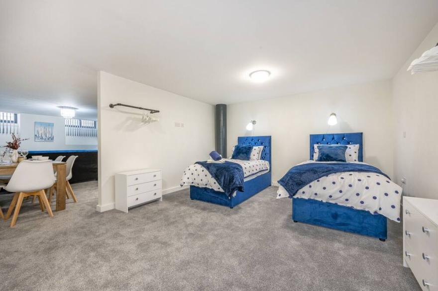 Bv Navy Blue Spacious Diamond Suites Apt