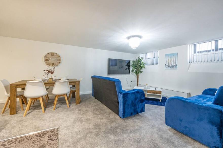 Bv Navy Blue Spacious Diamond Suites Apt
