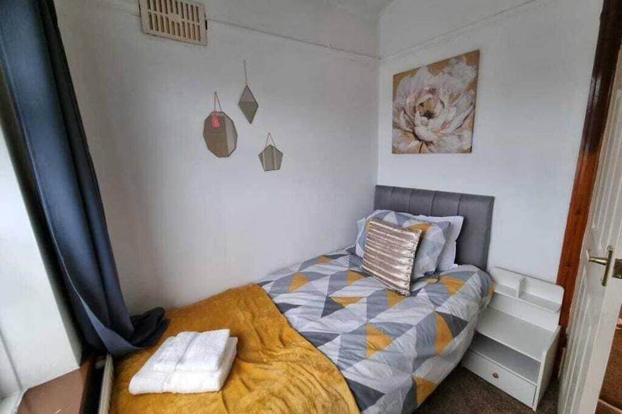Fully Equipped 3BR House with FREE Parking