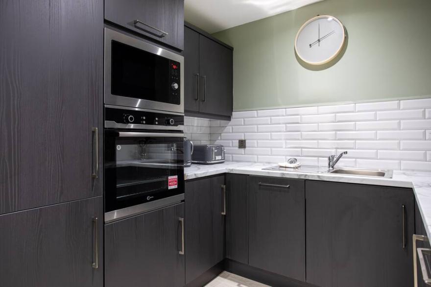 Fabulous Modern Luxury Apartment Sleeps 6- Parking