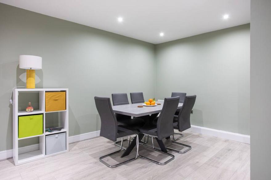 Fabulous Modern Luxury Apartment Sleeps 6- Parking