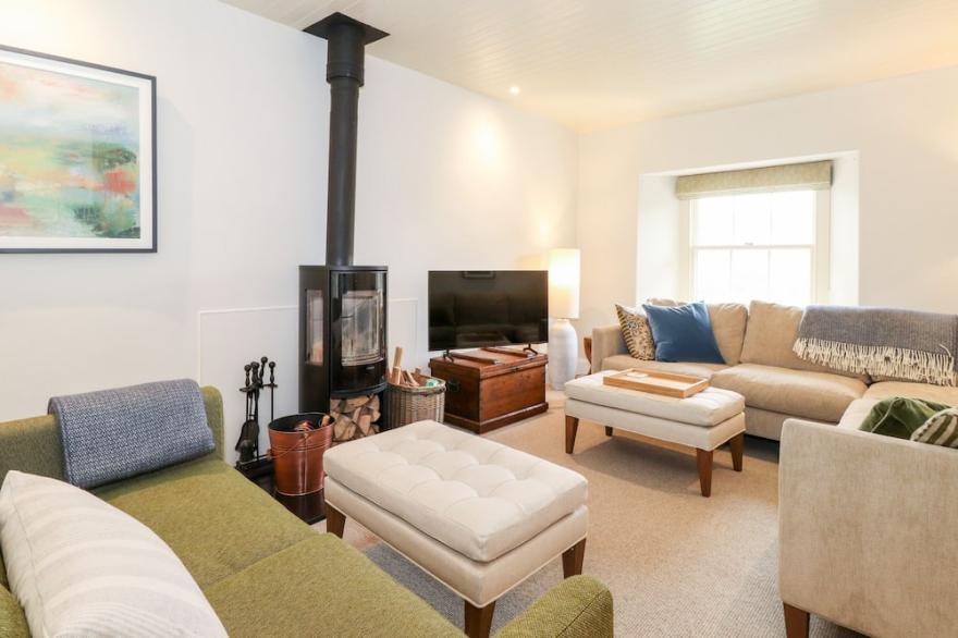 ROSE COTTAGE AT TROUTBECK, character holiday cottage in Troutbeck