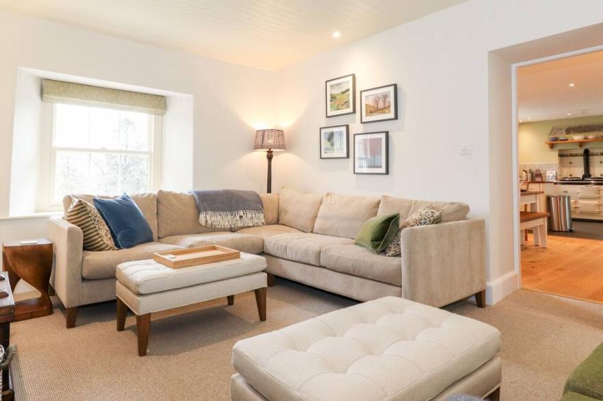 ROSE COTTAGE AT TROUTBECK, character holiday cottage in Troutbeck