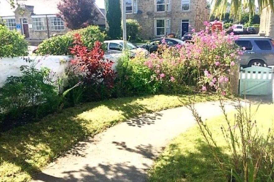 Stroll along 3 miles of golden sand-Almond Cottage; Vintage Chic & Dog Friendly