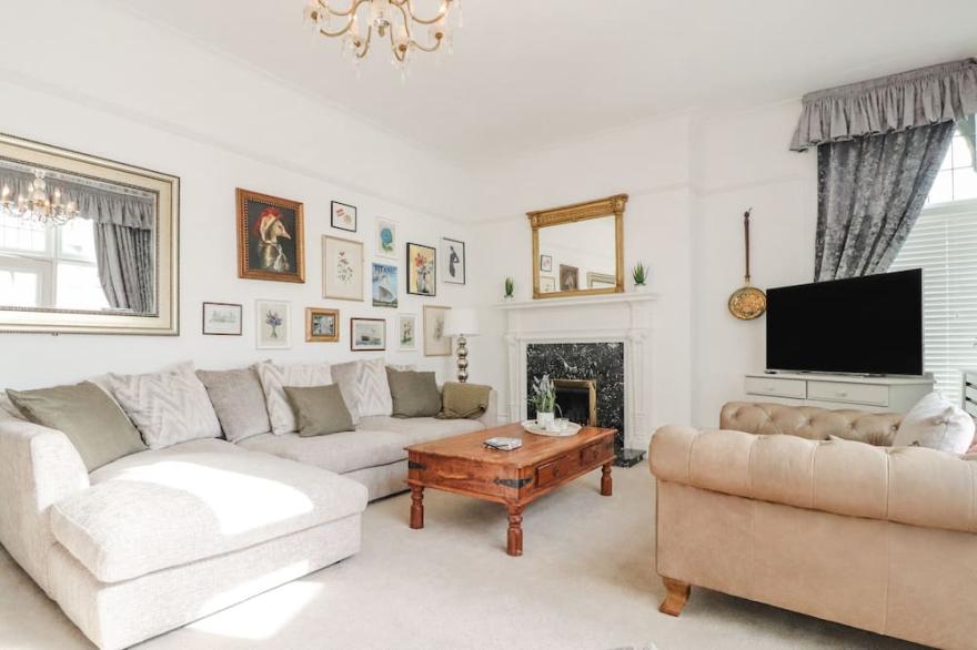 ISMAY BILLIARD ROOM APARTMENT - TITANIC INTEREST in Waterloo, Merseyside