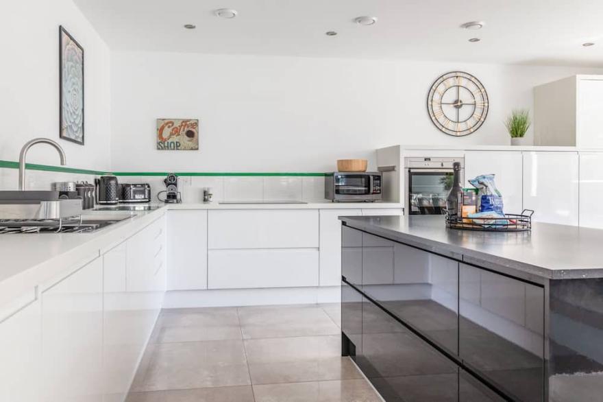 7 BEACHDOWN, pet friendly, character holiday cottage in Challaborough