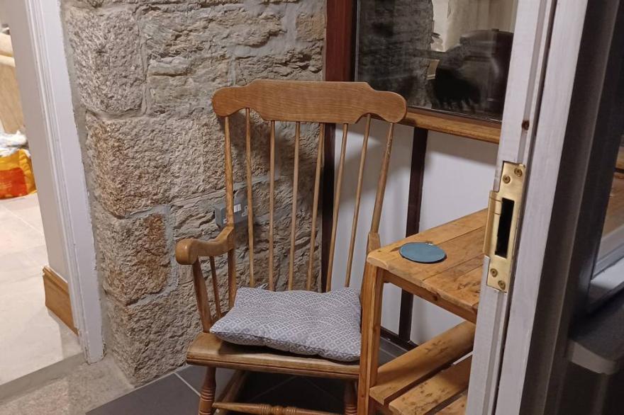 WOODBINE COTTAGE, pet friendly, with open fire in Mylor Bridge
