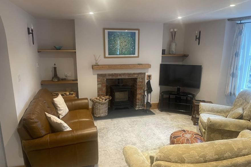 WOODBINE COTTAGE, pet friendly, with open fire in Mylor Bridge