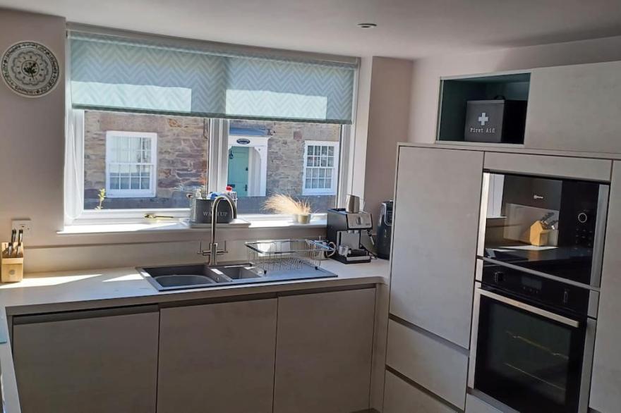 WOODBINE COTTAGE, pet friendly, with open fire in Mylor Bridge