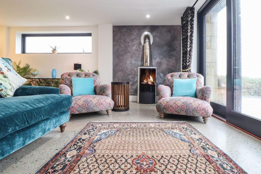 SEA THE VIEW, pet friendly, with hot tub in Sennen