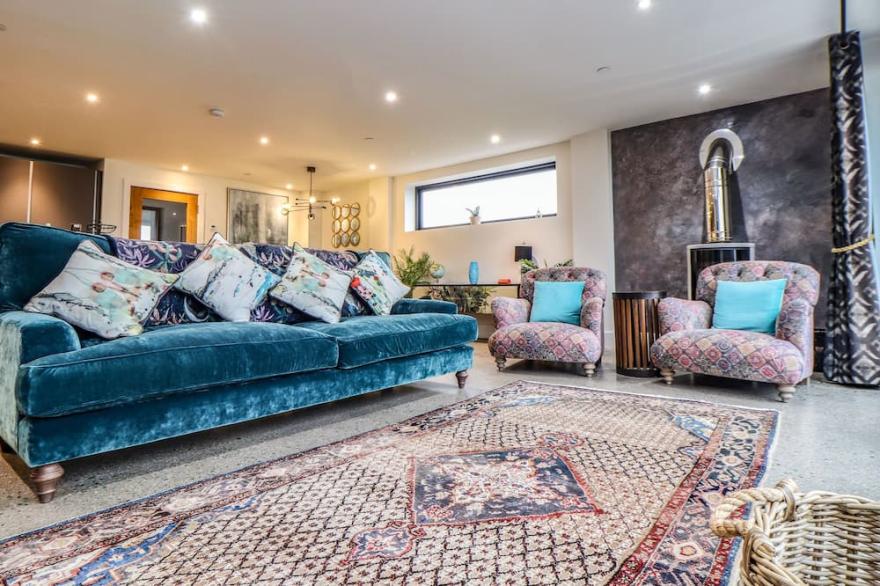 SEA THE VIEW, pet friendly, with hot tub in Sennen