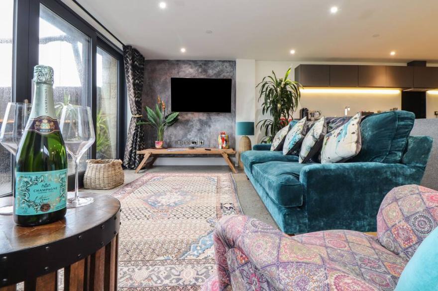 SEA THE VIEW, pet friendly, with hot tub in Sennen
