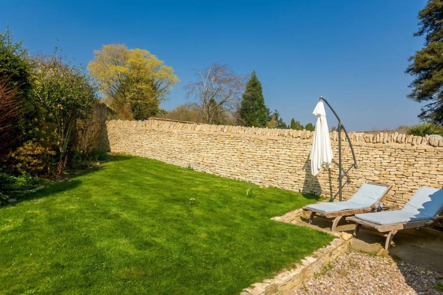 5* Gorgeous Stone Cottage in an Idyllic Picture Postcard Village. Parking/Garden
