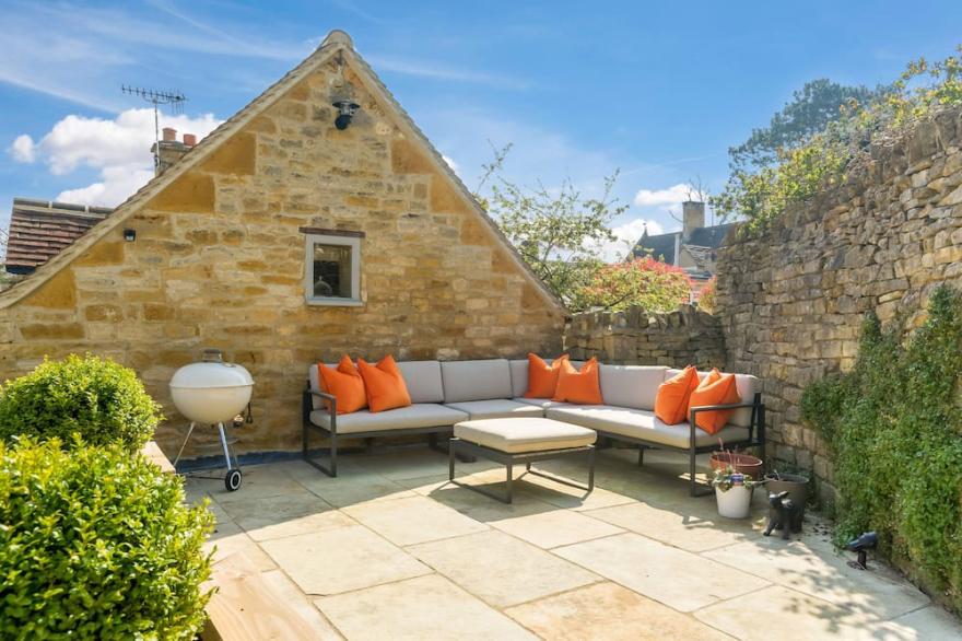 5* Gorgeous Stone Cottage in an Idyllic Picture Postcard Village. Parking/Garden