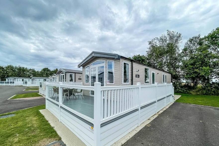 Beautiful 8 berth caravan with decking at Southview ref 33100M