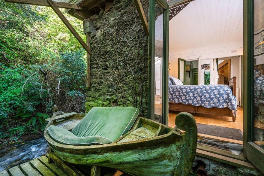 THE FOLLY, pet friendly, luxury holiday cottage in Dittisham