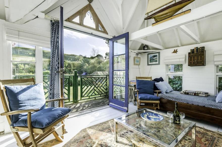 THE FOLLY, pet friendly, luxury holiday cottage in Dittisham