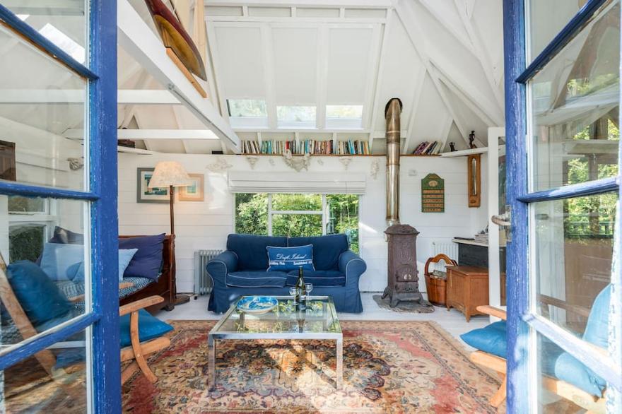 THE FOLLY, pet friendly, luxury holiday cottage in Dittisham