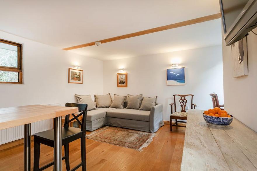 BARBERRY BROOK, pet friendly, luxury holiday cottage in Dittisham
