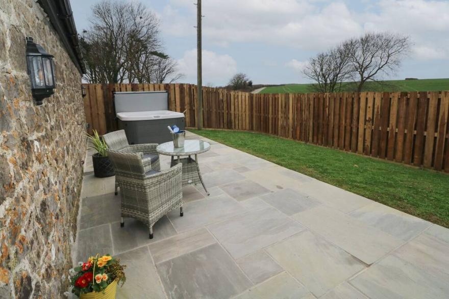 THE CWTCH, pet friendly, with hot tub in St Brides Major