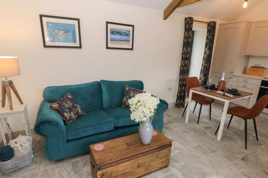THE CWTCH, pet friendly, with hot tub in St Brides Major
