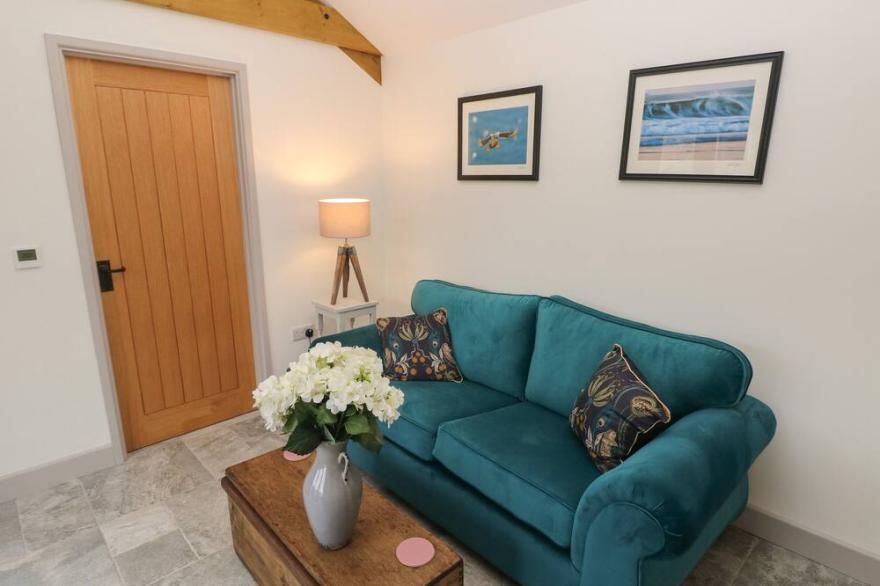 THE CWTCH, pet friendly, with hot tub in St Brides Major