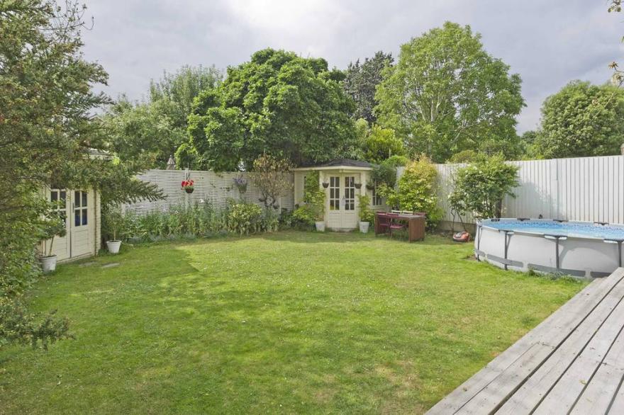 Spacious 7 Bedroom Family Home, Barnes