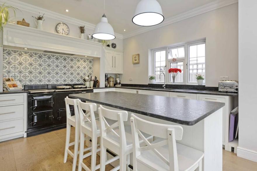 Spacious 7 Bedroom Family Home, Barnes