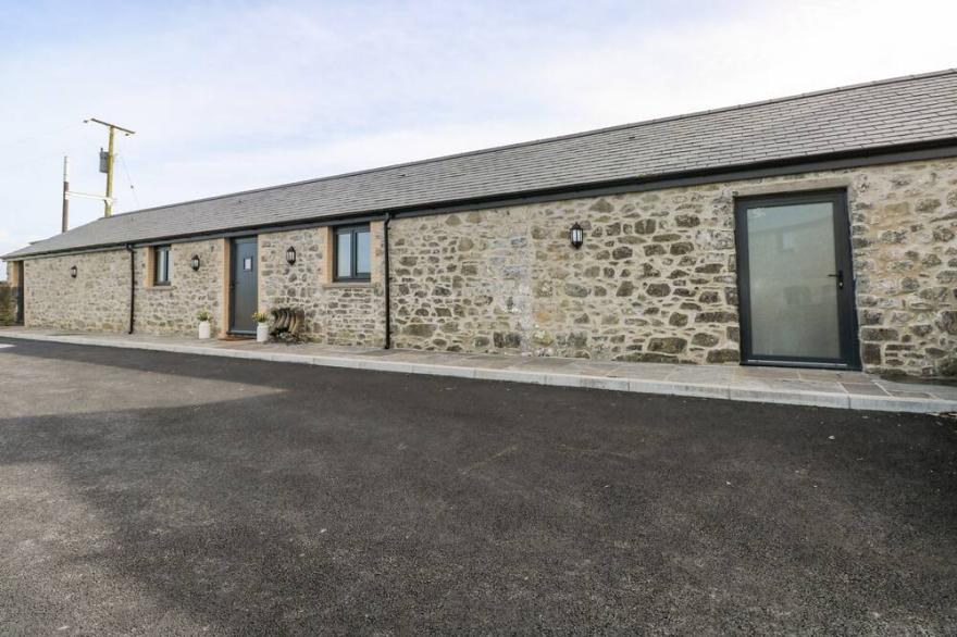 THE BYRE, pet friendly, with hot tub in St Brides Major