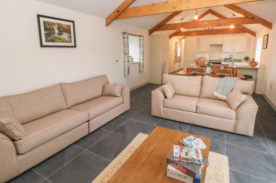 THE BYRE, pet friendly, with hot tub in St Brides Major