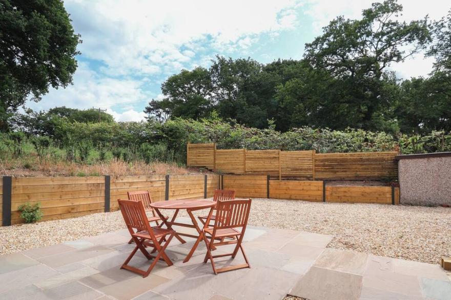 2 GOLF LINKS COTTAGES, pet friendly, with a garden in Norley