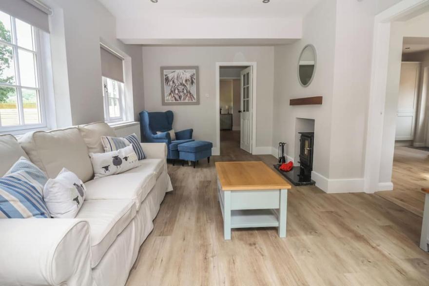 2 GOLF LINKS COTTAGES, pet friendly, with a garden in Norley