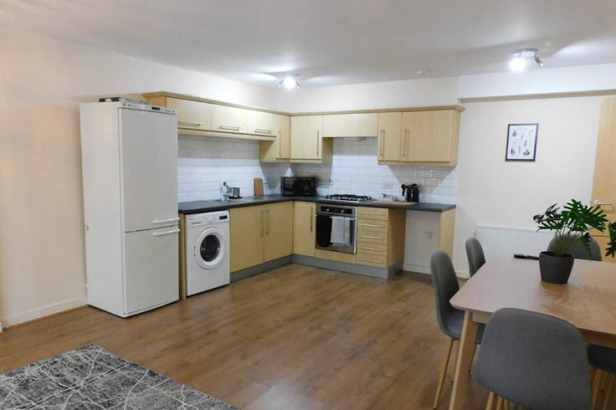 Fabulous, 2 bed apt, 10 mins from City Centre