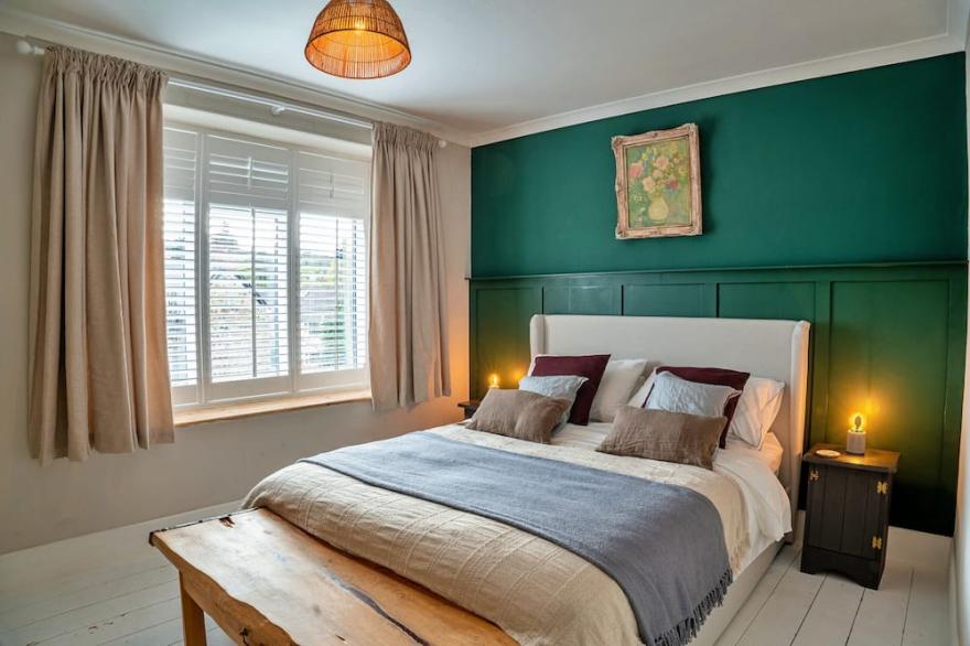 Charming sea-side location with excellent local amenities