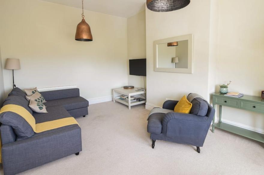 SUNRISE VIEW, pet friendly, country holiday cottage in Seaton, Devon
