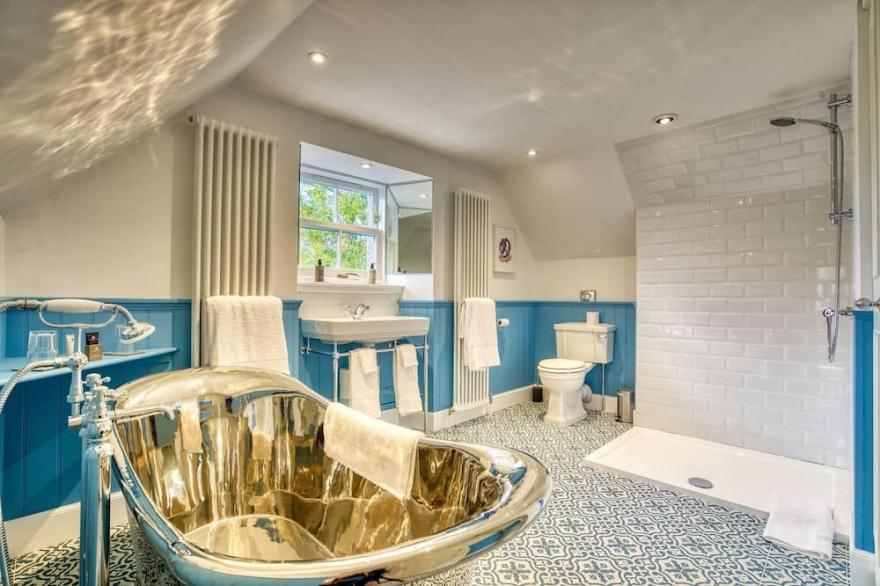 Heart of Dornoch - luxury home, 5 mins walk to golf course