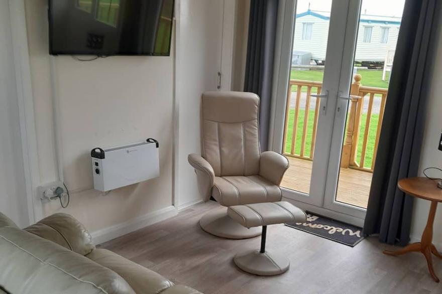 Lovely 2- bed holiday chalet perfect getaway  5 wa