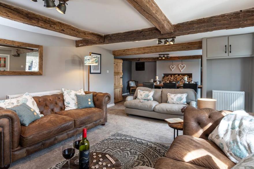 LONGLANDS FARM COTTAGE, family friendly, with hot tub in Cartmel