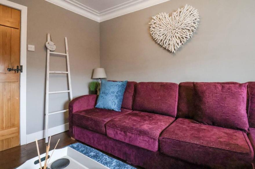 SAILORS COTTAGE, character holiday cottage in Whitby