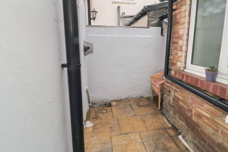 DICKIE HOY'S COTTAGE, pet friendly, with a garden in Scarborough