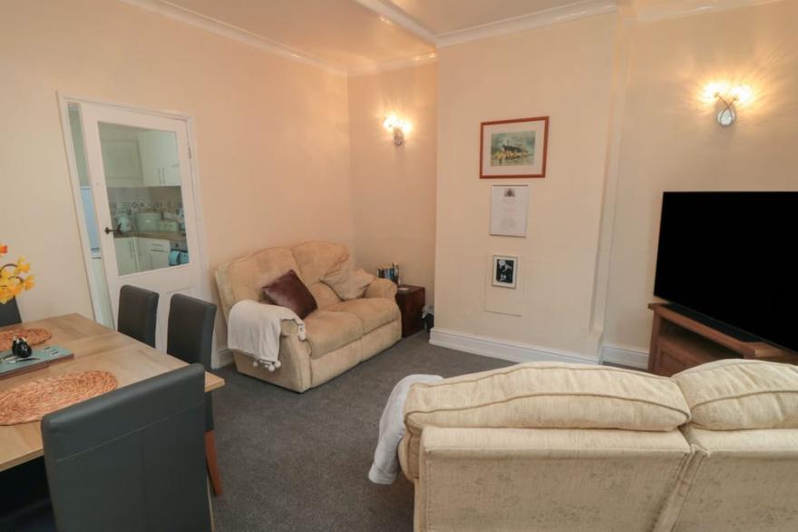 DICKIE HOY'S COTTAGE, pet friendly, with a garden in Scarborough