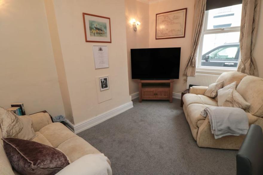 DICKIE HOY'S COTTAGE, pet friendly, with a garden in Scarborough