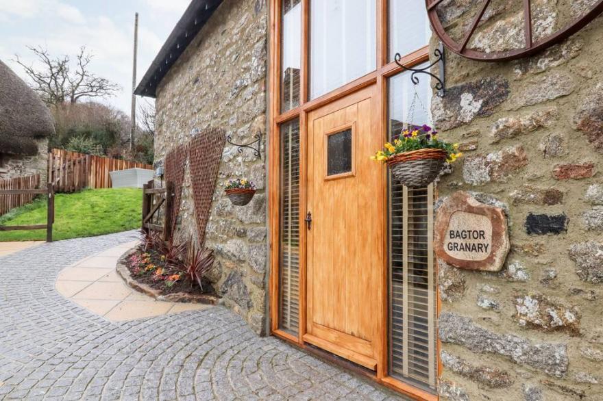 BAGTOR GRANARY, family friendly, with hot tub in Ilsington
